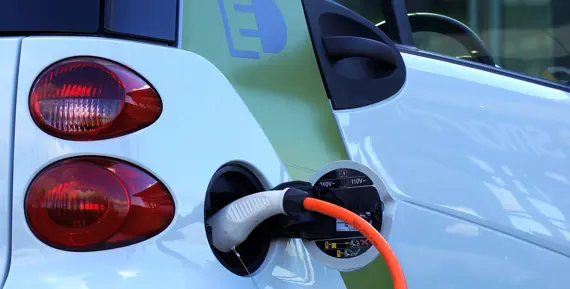 Elbil med laddsladden i