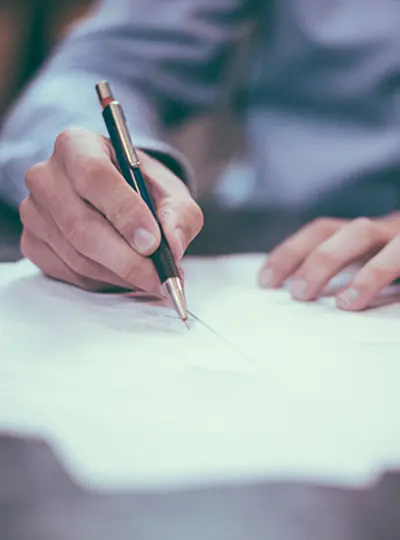 Man som signerar ett avtal