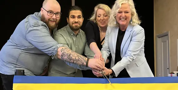 Här klipps bandet till de nya bostäderna på campus gemensamt av Max Karlsson från studenkåren, Abdo Moussaoui projektledare på Eidar, Jennie Bergius Eriksson ordförande för Eidar samt Li Lejerstedt, högskoledirektör Högskolan Väst.