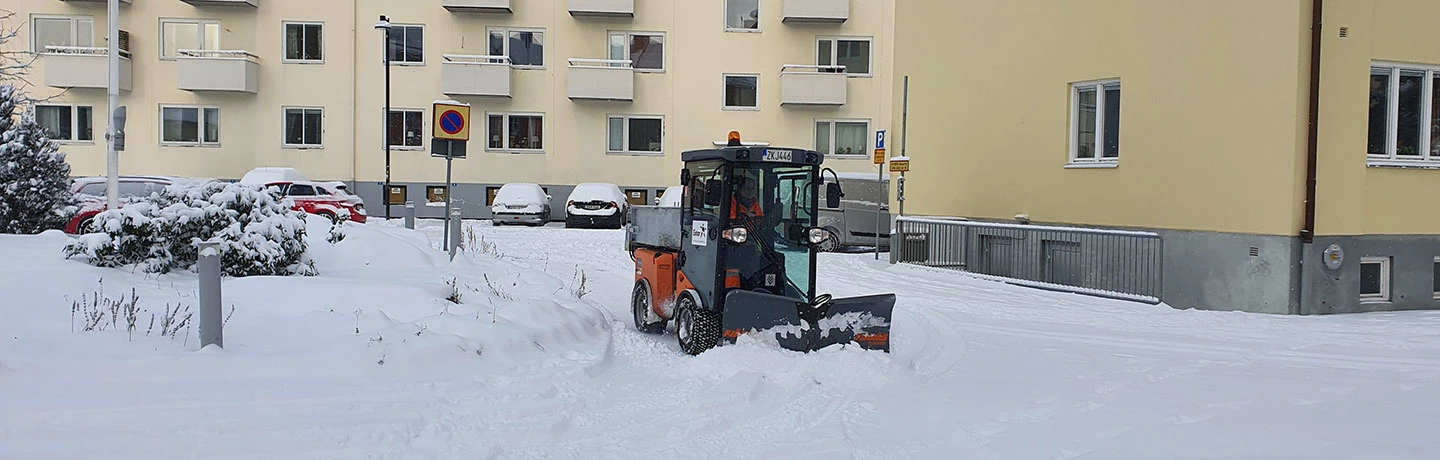 Eidar snöröjer med maskin