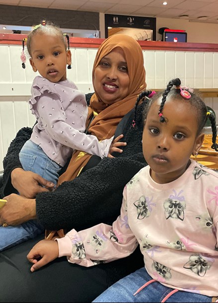 Ifrah Osman med två av barnen