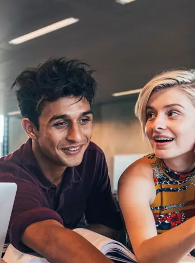 person som pekar på dator