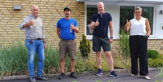 Representanter för Eidar och Lindwalls bygg ger tummen upp för det nytecknade kontraktet