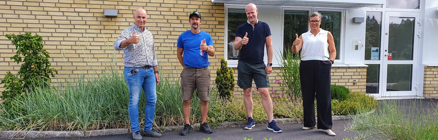 Representanter för Eidar och Lindwalls bygg ger tummen upp för det nytecknade kontraktet