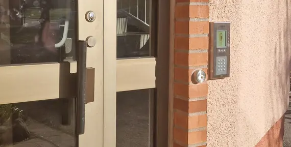 En av entréerna i Bäckelyckan med ny porttelefon vid dörren