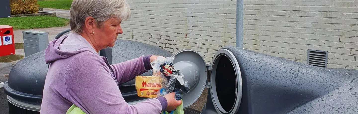 Inga Dudas, boende i Humlan, sorterar sitt avfall och lämnar plast för återvinning på miljöstationen