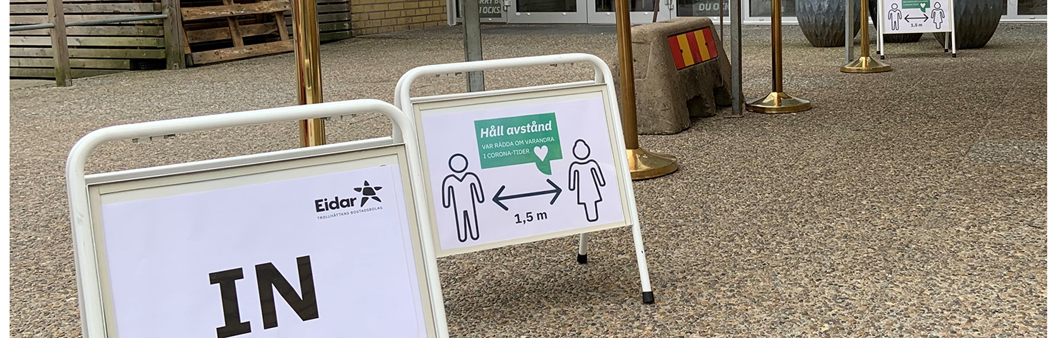 Bild som visar att man ska hålla avstånd när man står i kö