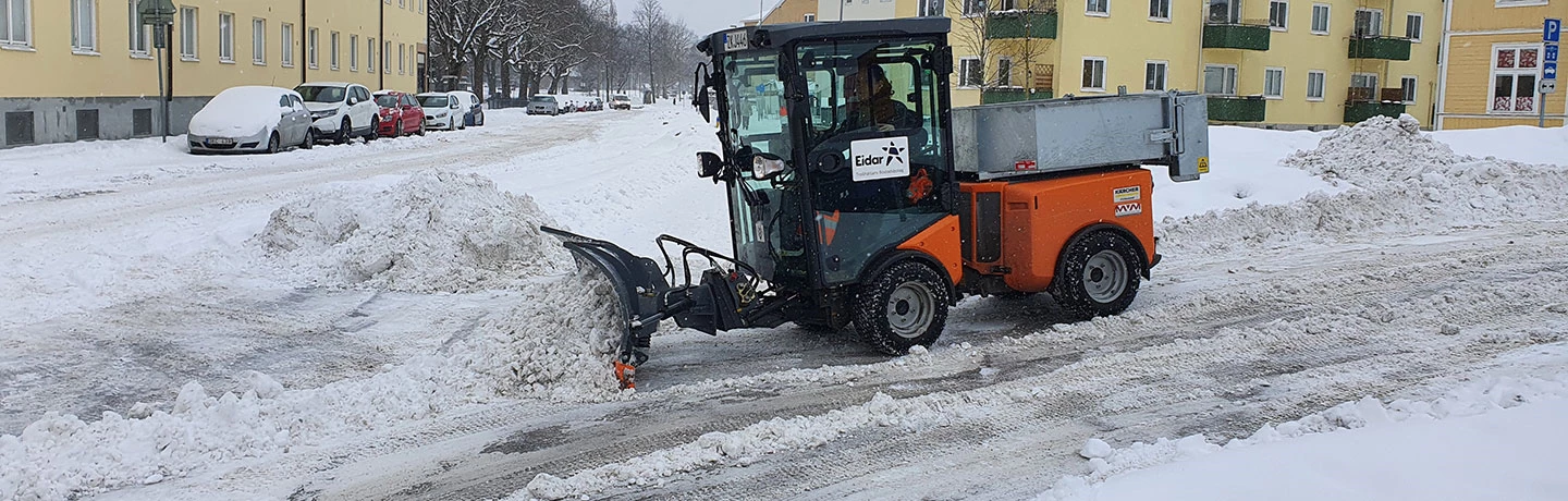 Eidars personal snöröjer i bolagets bostadsområden