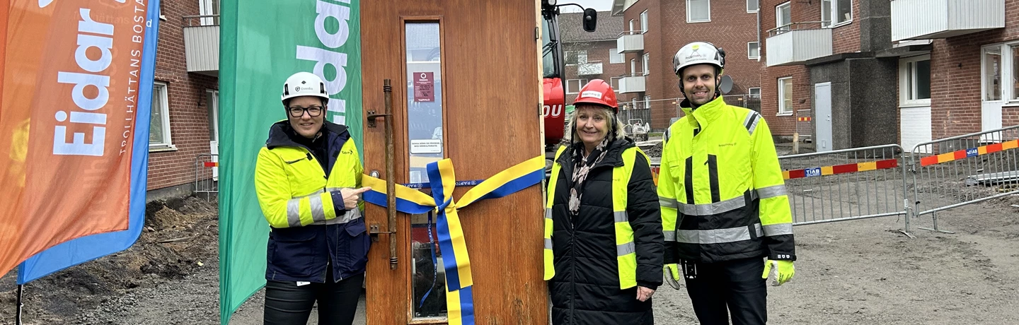 Som symboliskt spadtag knöts ett invigningsband om en dörr som ska återbrukas Marie Uls, Trollhättans Stad, Eleonor Olofsson, Eidar och Christoffer Sundin, Byggdialog.