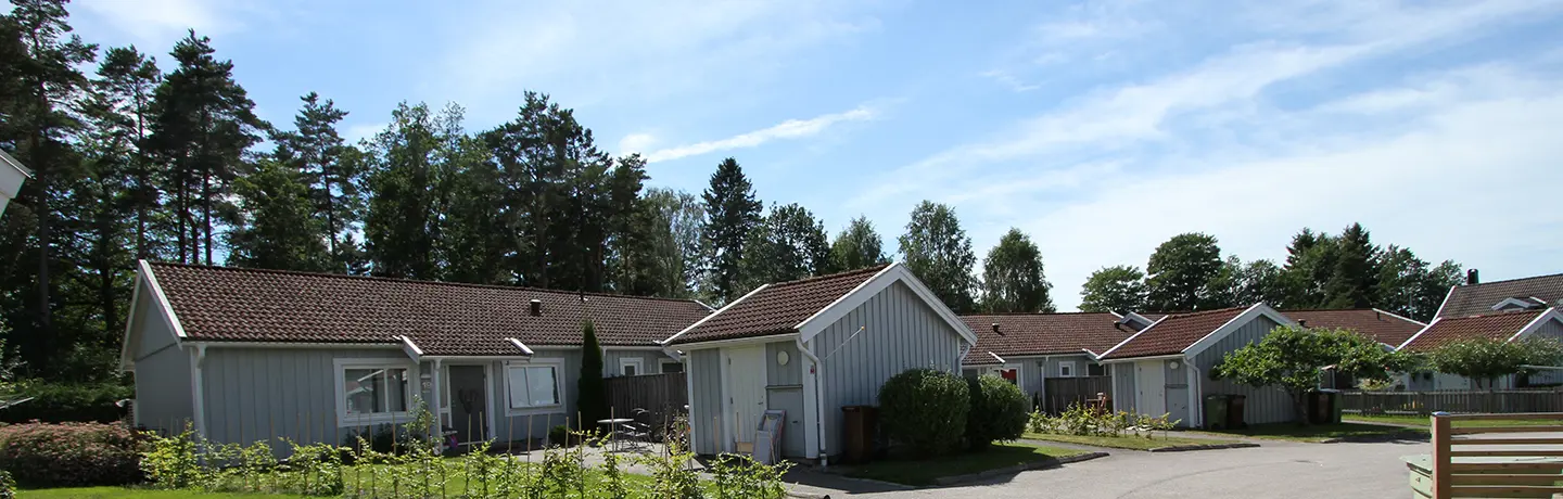 Hyreslägenheter i radhus i Velanda. Radhusen ligger med skog i bakgrund, egen trädgård och uteförråd på framsidan.