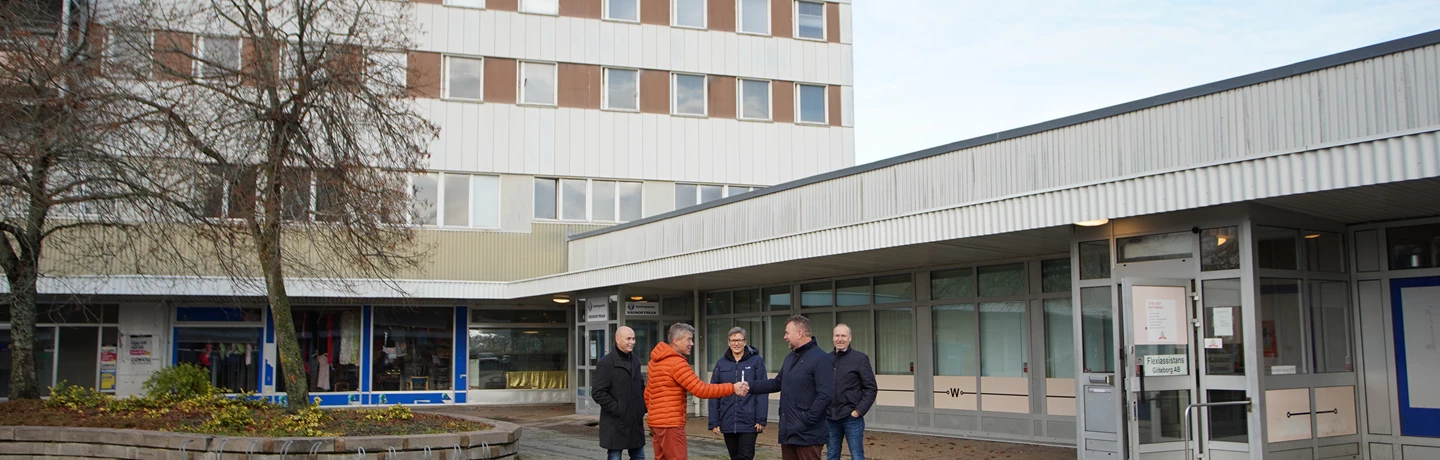 Ett symboliskt handslag framför kronogårds torg