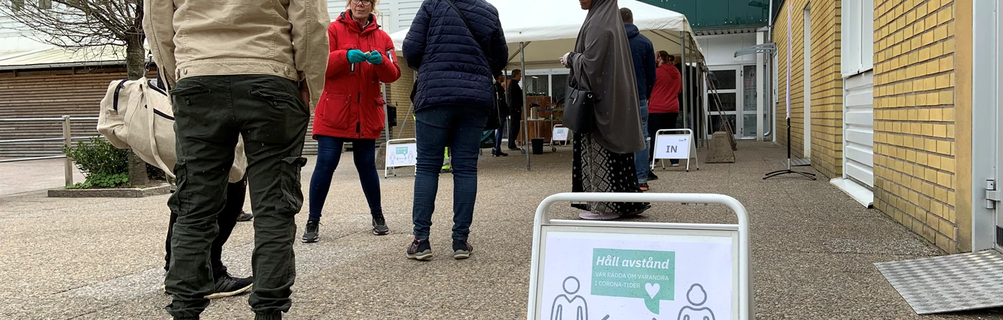 Hyresgäster väntar på sin tur utanför Eidar Center