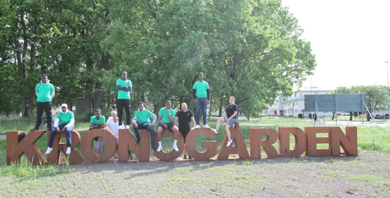 Fältgruppen sitter på Kronogården skylt
