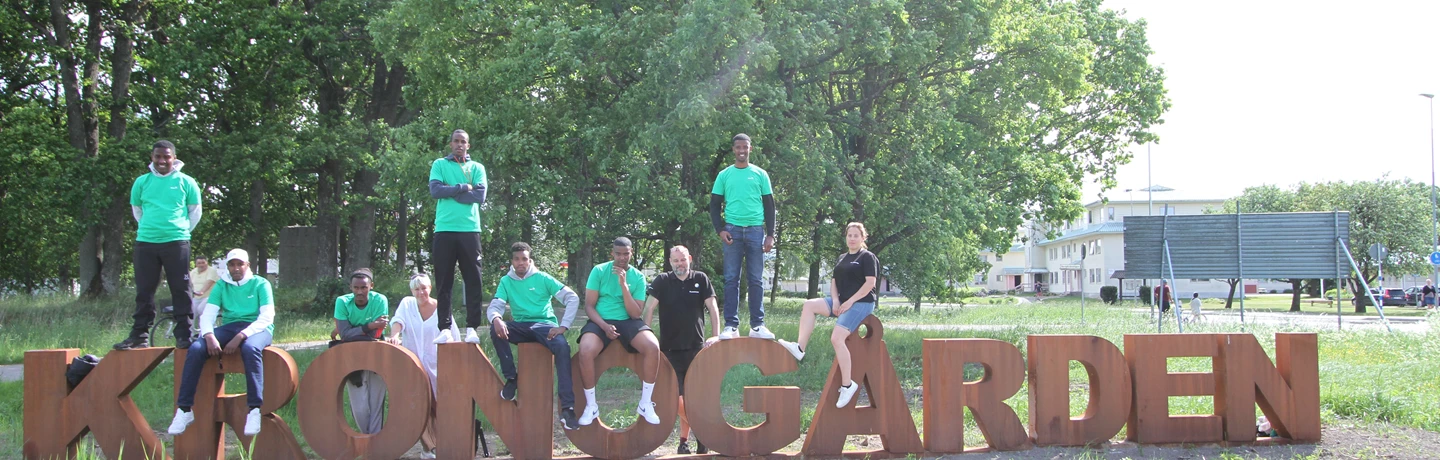 Fältgruppen sitter på Kronogården skylt