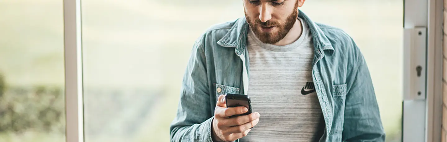 Man som tittar på telefonen