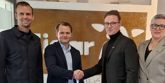 Sanny Mattelin, vd på AB Eidar Trollhättans bostadsbolag och Michael Sundhäll, vd på ByggDialog AB skakar hand efter att ha undertecknat samarbetsavtalet för renoveringsprojektet. Med på bild är Eleonor Olofsson, projektchef på Eidar och Christoffer Sundin, områdeschef Trestad på ByggDialog AB. 