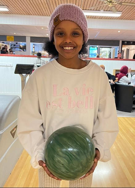Ifrah och Hassans ena dotter är glad över att få bowla