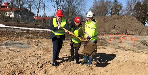 Urban Blom, VD Eidar, Ingrid Andersson enhetschef omsorgsförvaltningen Trollhättan Stad och Peter Lundgren, arbetschef för MVB Astor Bygg AB tar ett gemensamt spadtag