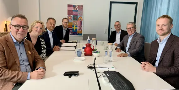 Willhems och Eidar skriver på avtal om fastighetsförsäljning