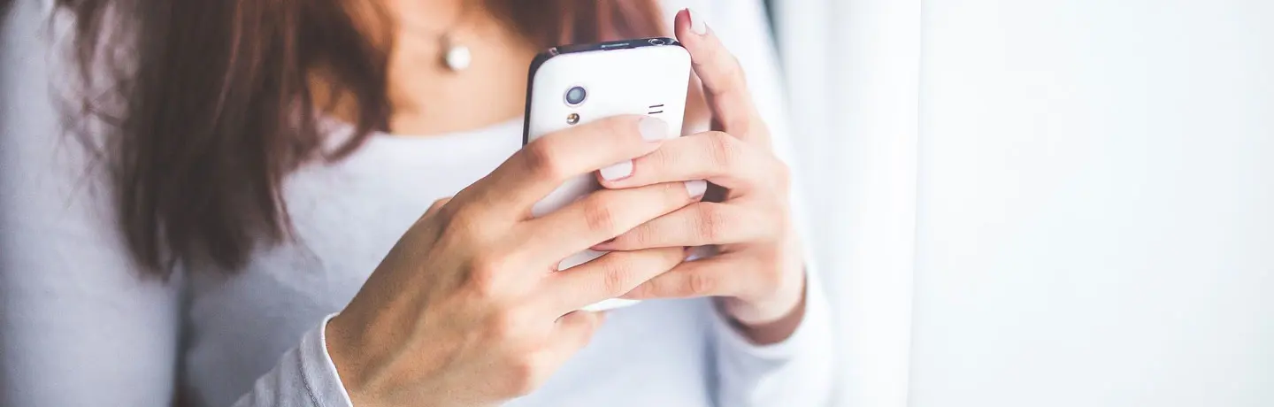 Kvinna med telefon