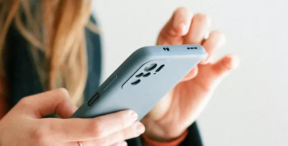 Kvinna Med Mobil1440x460