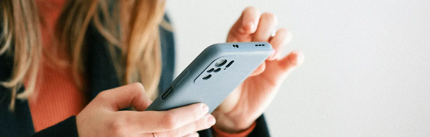 Kvinna som läser på en mobil
