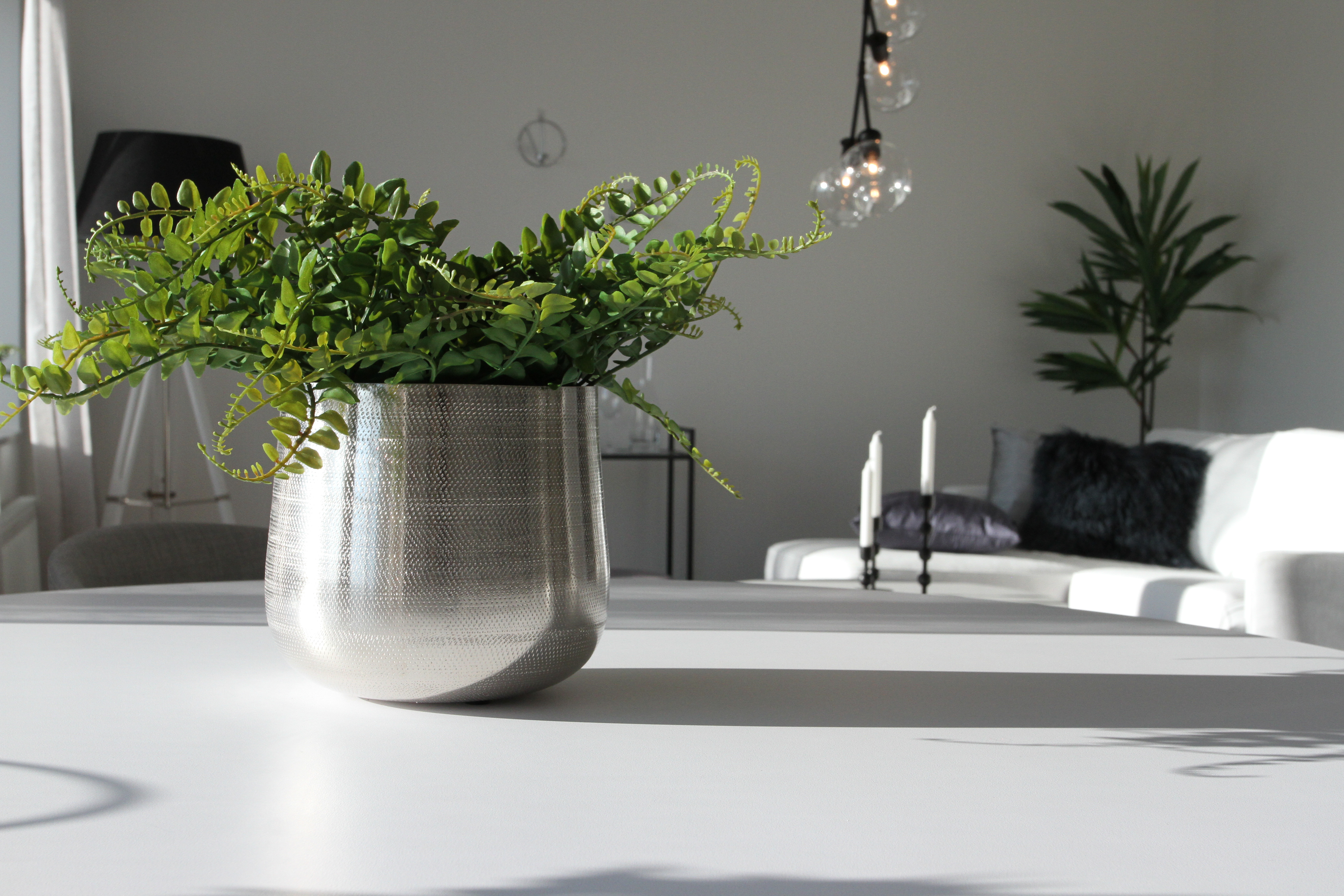Matbord med blomma på