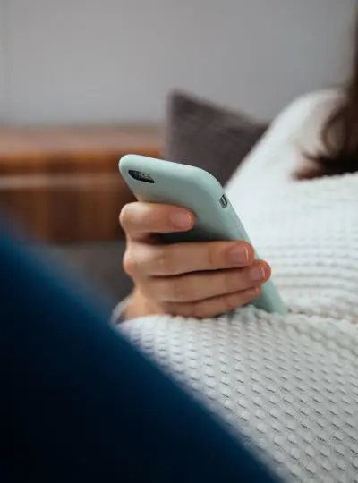 telefon i kvinnas knä