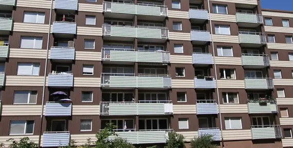 Stensmedjan, här bygger Eidar om lokaler till ungdomslägenheter