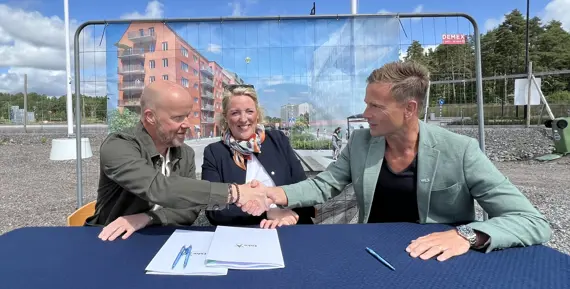 Vdn för Consto och vdn för Eidar skakar hand