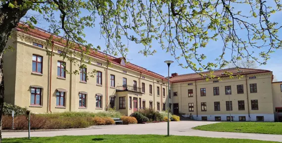 Stavregården är en gammal och anrik byggnad i Trollhättan.