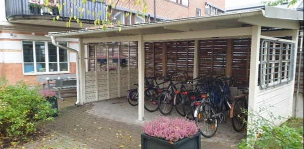 Öppet cykelförråd utomhus