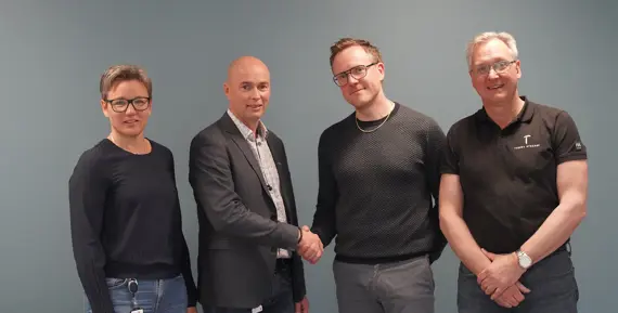 Stefan Jansson, Fastighetsutvecklingschef Eidar skakar hand med Jonas Torstensson, Affärschef Tommy Byggare