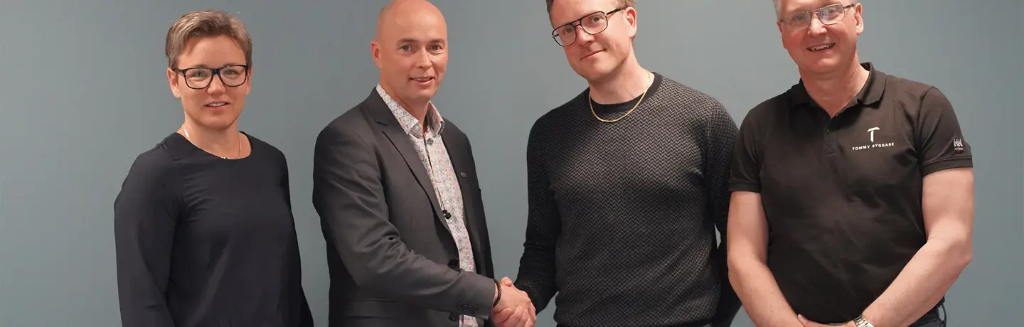 Stefan Jansson, Fastighetsutvecklingschef Eidar skakar hand med Jonas Torstensson, Affärschef Tommy Byggare