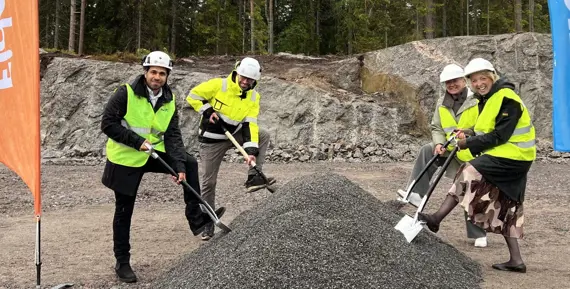 Fyra projektdeltagare tar ett spadtag för att markera starten på byggprojektet av två nya LSS-boenden
