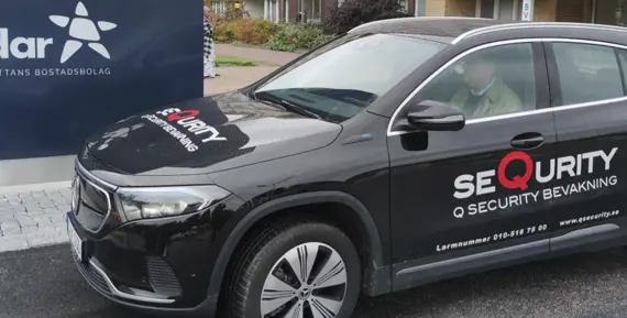 Svart bil med Q-Security logotyp