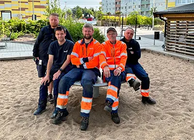 Gruppbild på miljövärdar och fastighetsvärdar i Guldvingen