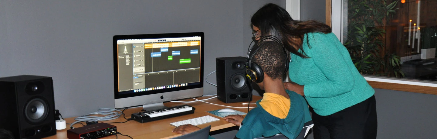 Fritidsledaren Therese hjälper 14-åriga Mustaf i studion